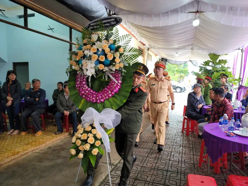 Các đơn vị dâng hoa viếng CSGT hy sinh khi làm nhiệm vụ trên đèo Bảo Lộc. Ảnh: VT Các đơn vị dâng hoa viếng CSGT hy sinh khi làm nhiệm vụ trên đèo Bảo Lộc. Ảnh: VT