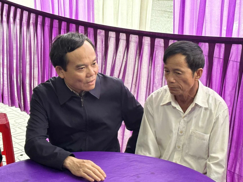 Phó thủ tướng Trần Lưu Quang chia buồn cùng người thân của Đại uý Lê Ánh Sáng. Ảnh: VT