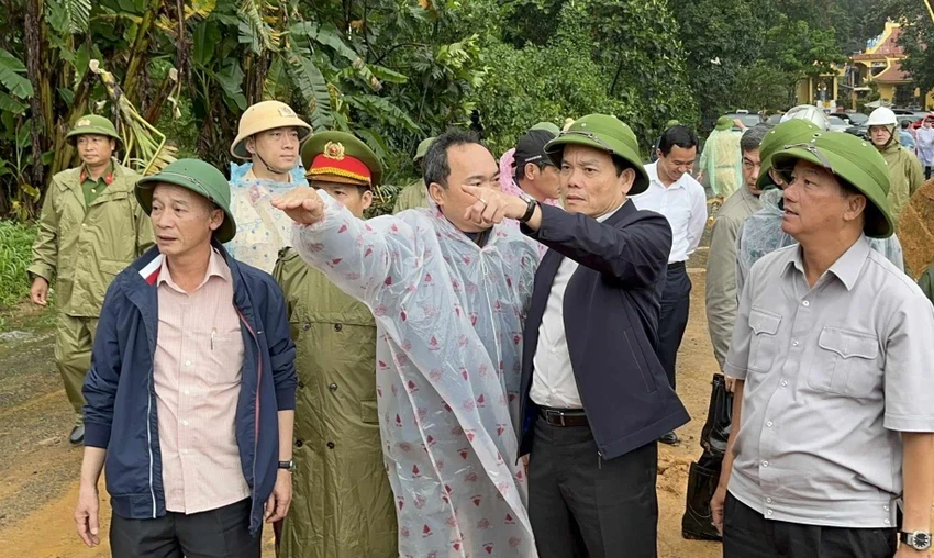 Phó Thủ tướng Trần Lưu Quang chỉ đạo công tác khắc phục sự cố. Ảnh: VT