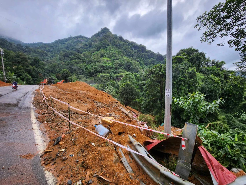 Bùn đất tại khu vực vách núi cũng được dọn dẹp. Ảnh: TS Bùn đất tại khu vực vách núi cũng được dọn dẹp. Ảnh: TS