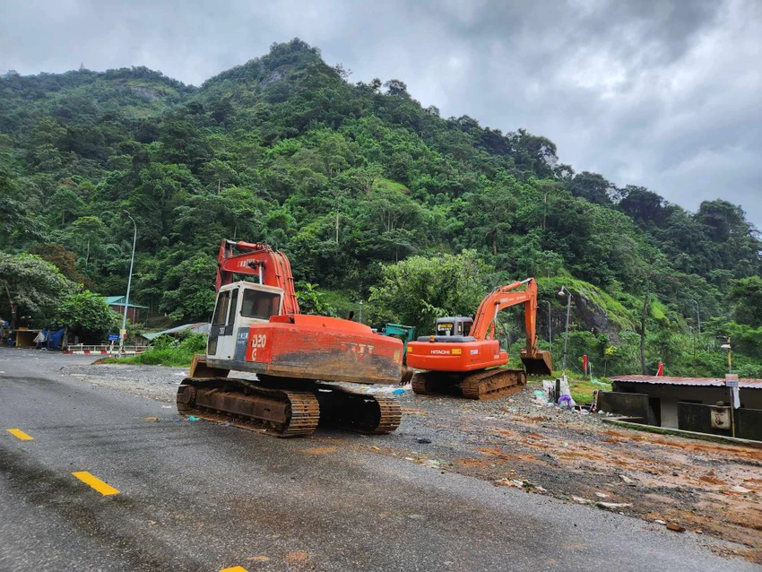 Các xe máy múc phục vụ để khắc phục sự cố đã ngưng hoạt động. Ảnh: TS Các xe máy múc phục vụ để khắc phục sự cố đã ngưng hoạt động. Ảnh: TS