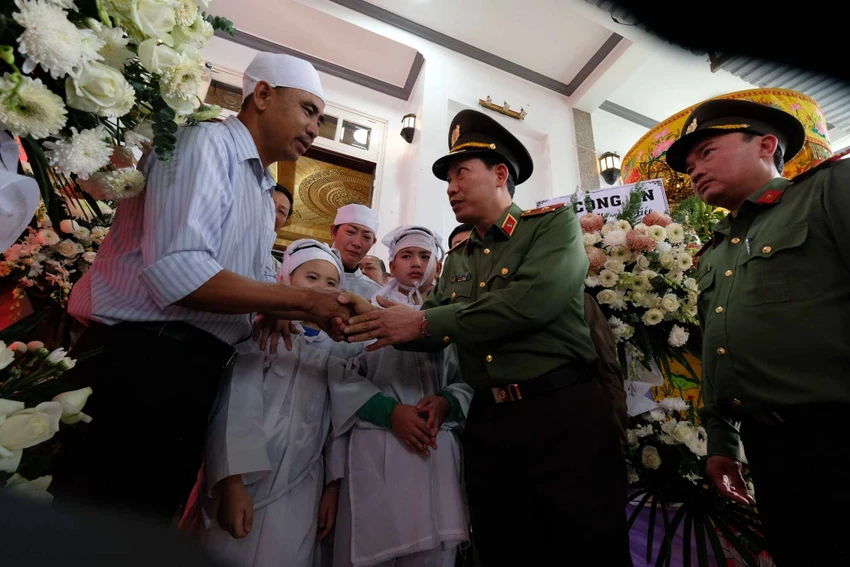 Thiếu tướng Lê Văn Tuyến - Thứ trưởng Bộ Công an cùng đoàn công tác động viên gia đình liệt sỹ Thường. Ảnh: VT