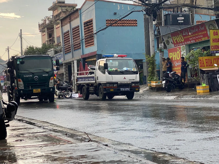 Lực lượng chức năng khám nghiệm hiện trường vụ tai nạn. Ảnh: TS Lực lượng chức năng khám nghiệm hiện trường vụ tai nạn. Ảnh: TS