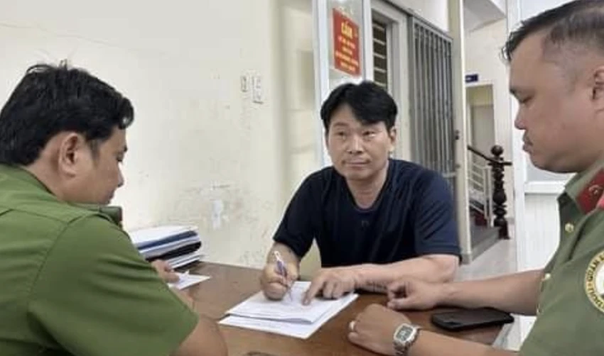 Kim Kyung Sic bị công an bắt giữ. Ảnh: CA Kim Kyung Sic bị công an bắt giữ. Ảnh: CA