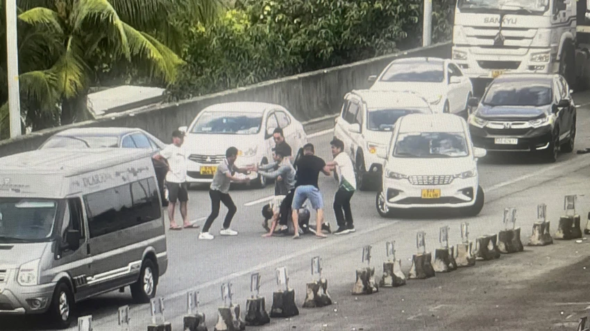 Camera ghi lại vụ việc anh Tú bị nhóm người hành hung trên cao tốc Camera ghi lại vụ việc anh Tú bị nhóm người hành hung trên cao tốc