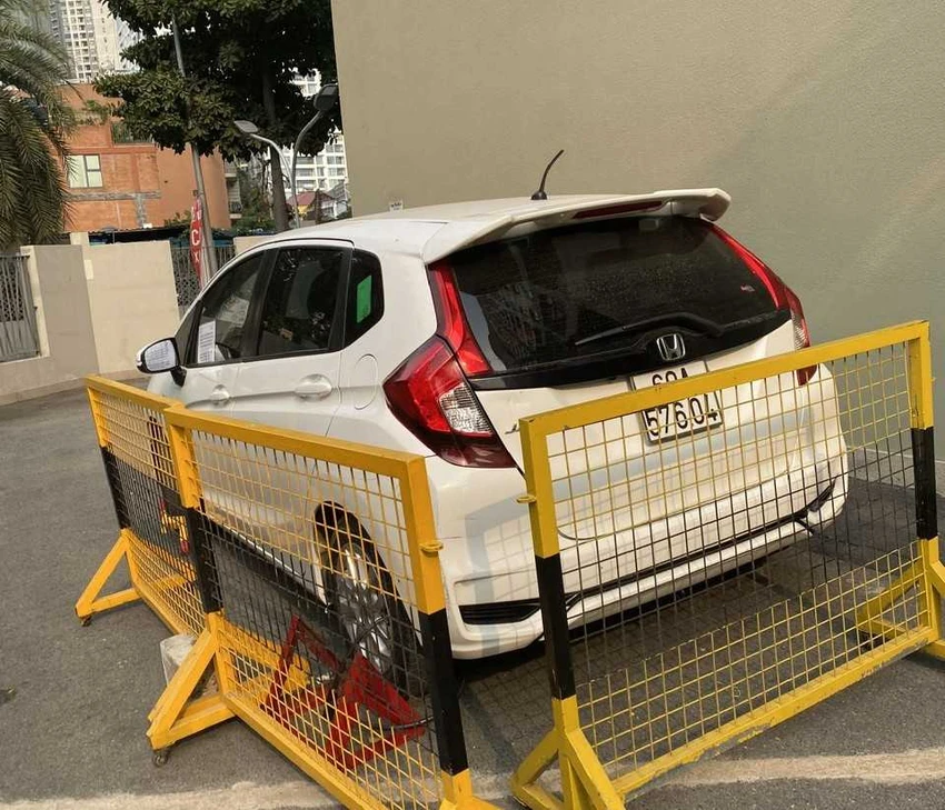 Xe ô tô của anh Mạc Thanh Sơn bị khoá bánh, quây rào được trả khi anh Sơn đóng 5 triệu đồng. Ảnh: TS Xe ô tô của anh Mạc Thanh Sơn bị khoá bánh, quây rào được trả khi anh Sơn đóng 5 triệu đồng. Ảnh: TS