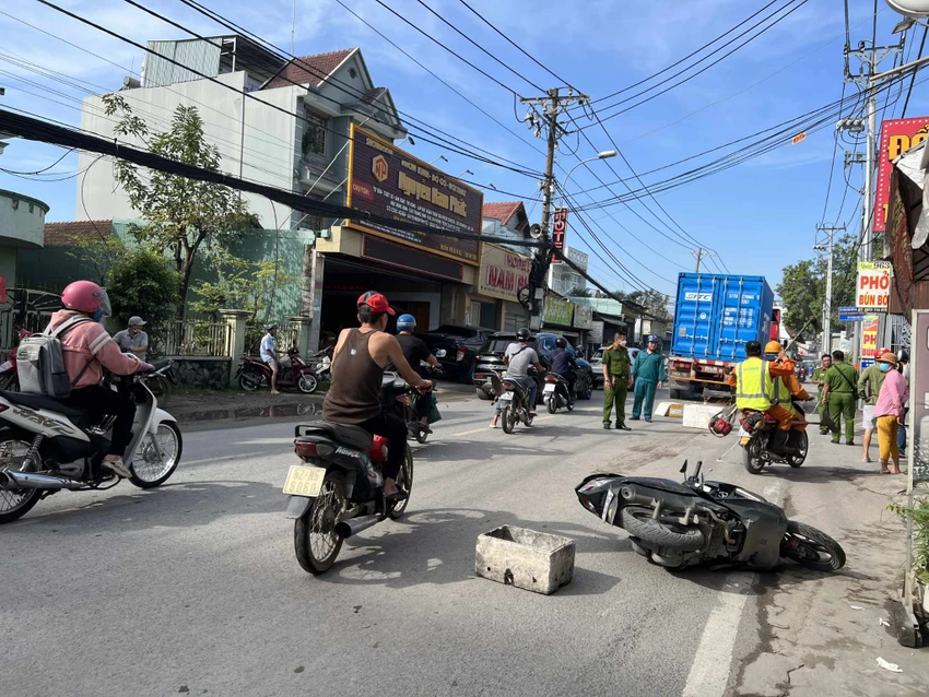 TP Thủ Đức: Chồng ngồi khóc bên thi thể vợ bị xe container cán tử vong