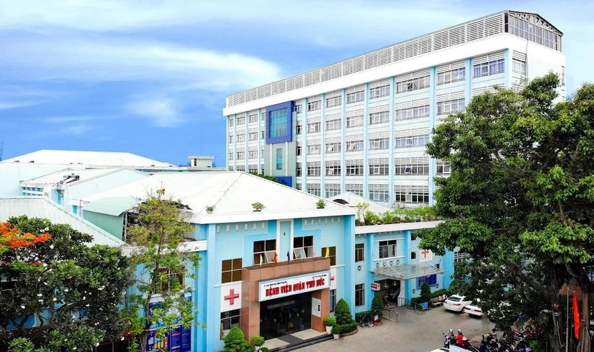 Thách em gái dùng dao đâm, anh trai bị đâm thật
