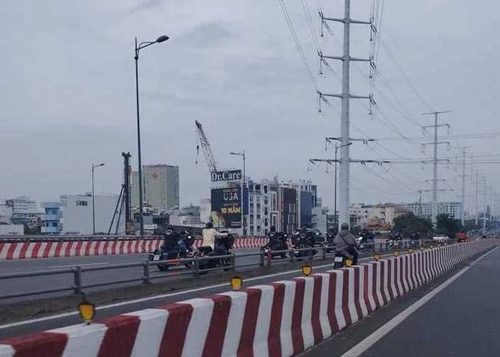 Đoàn mô tô đi làn ô tô trên cầu Bình Lợi để phục vụ cho đám cưới