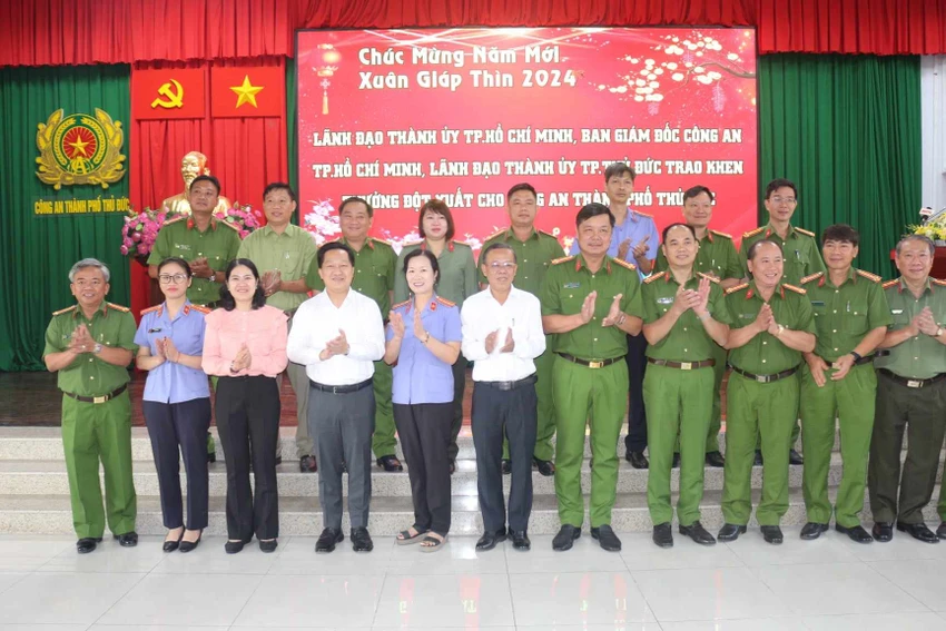 Khen thưởng Ban chuyên án phá nhanh vụ cướp tài sản, hiếp dâm và giết người phân xác
