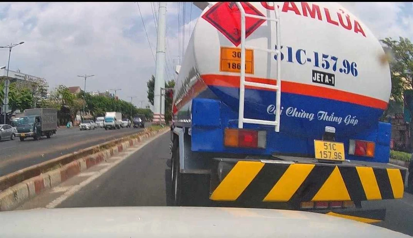Xe bổn chở xăng dầu ép móp đầu ô tô con trên đường Phạm Văn Đồng