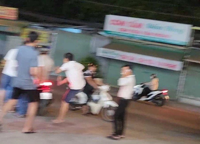 Dùng chén, ly đập vào đầu đối phương tại quán nhậu ở TP Thủ Đức