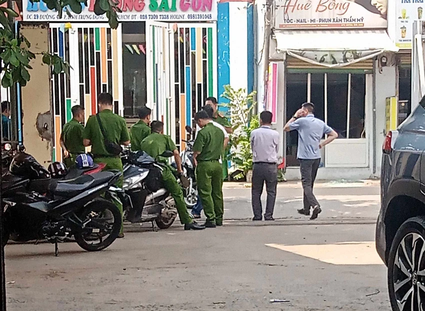 Nổ bình gas tại tiệm tóc, 1 cô gái nhập viện