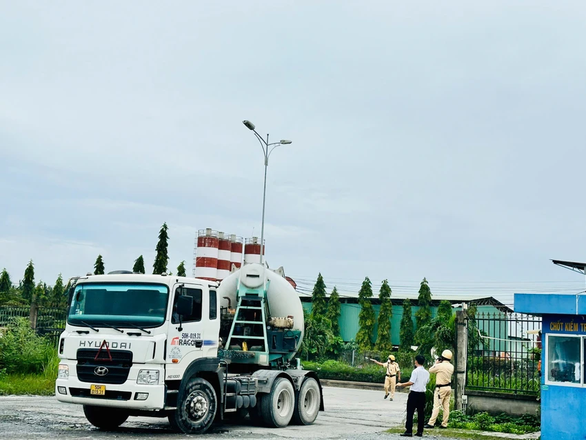 Hàng chục cảnh sát kiểm tra chất ma tuý các tài xế ra vào cảng ở TP Thủ Đức