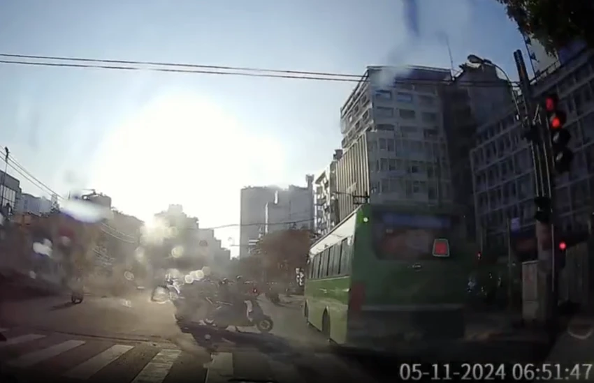 Hú vía với xe buýt ngang nhiên vượt đèn đỏ tại Trung tâm TP.HCM