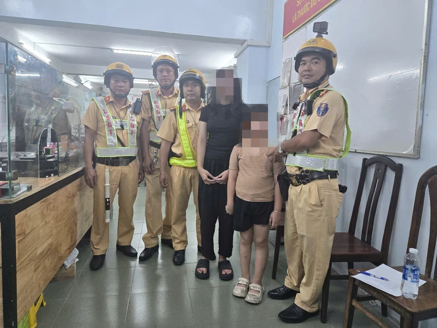 CSGT kịp tìm người thân cho cháu bé 7 tuổi đi lạc trước khoảnh khắc giao thừa