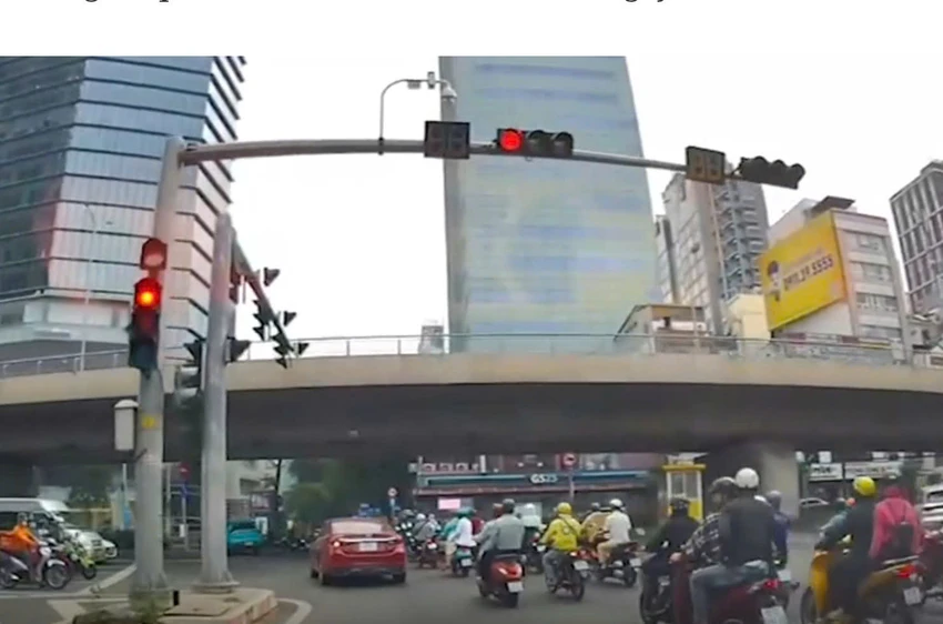 khoảng 10 xe máy, ô tô không kịp thắng phải vượt đèn đỏ và được người dân quay clip úp lên mạng xã hội.