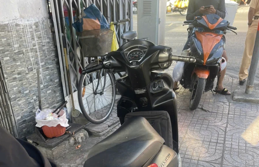 CSGT xử phạt xe máy không có gương chiếu hậu bên trái