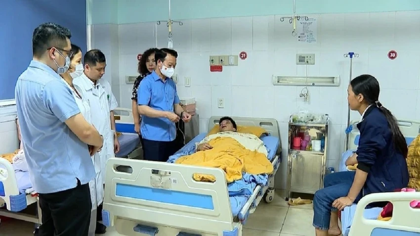 Chiều muộn ngày 22-4, ông Đỗ Đức Duy, Bí thư Tỉnh ủy Yên Bái cùng đoàn công tác đã đến thăm hỏi, động viên các nạn nhân đang điều trị tại Bệnh viện Đa khoa tỉnh Yên Bái. Ảnh: TTXVN