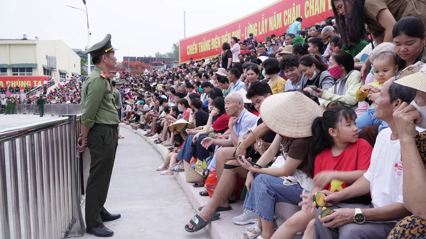 Cong-an-Dien-Bien-cang-minh-bao-dam-antt-dip-le-70-nam-chien-thang-dien-bien-phu-1.JPG