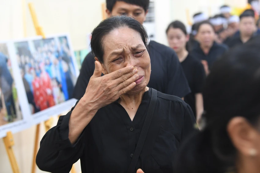 Người dân đẫm lệ đến kính viếng Tổng Bí thư Nguyễn Phú Trọng-12.jpg
