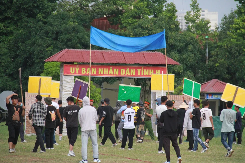Can-bo-nguon-Uy-vien-Trung-chiem-nguong-Canh-sat-co-dong-dien-tap-10.jpg