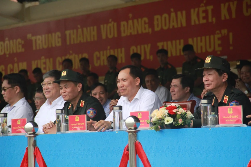 Can-bo-nguon-Uy-vien-Trung-chiem-nguong-Canh-sat-co-dong-dien-tap-11.jpg