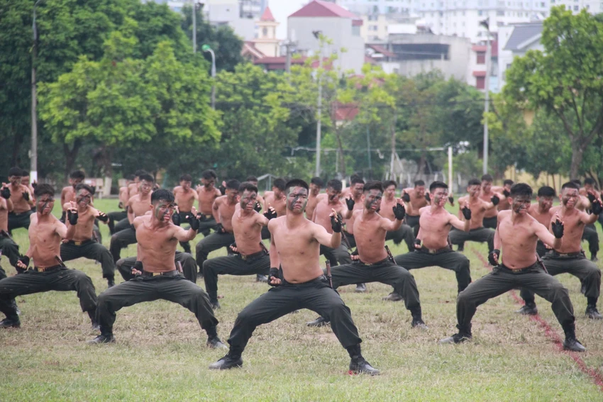 Can-bo-nguon-Uy-vien-Trung-chiem-nguong-Canh-sat-co-dong-dien-tap-12.jpg