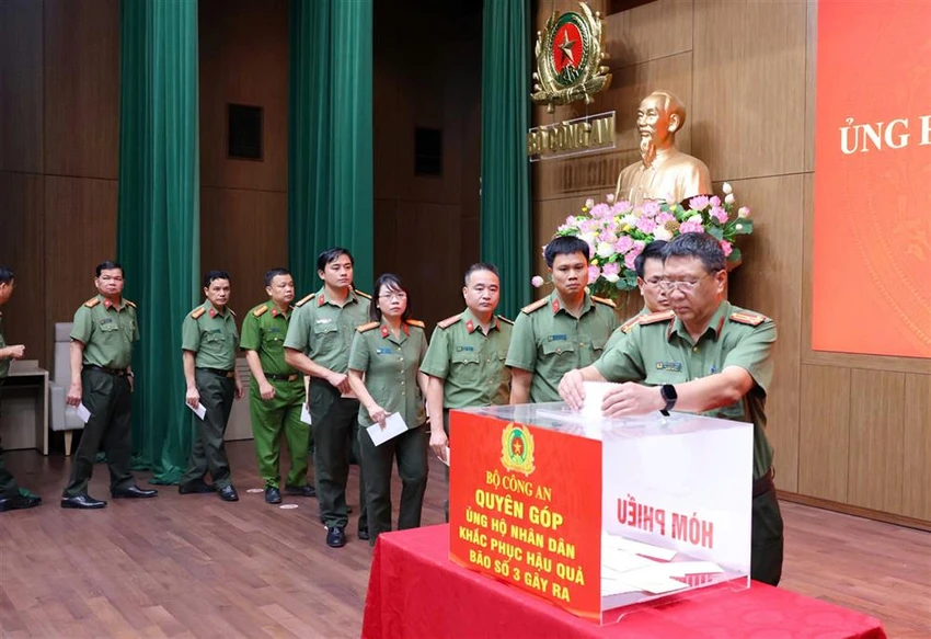 Bo-cong-an-phat-dong-ung-ho-nhan-dan-bao-lu-13.jpg