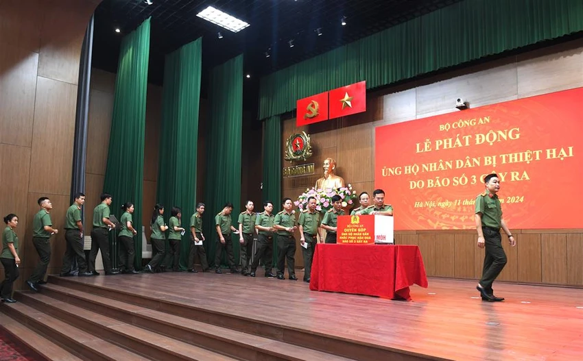 Bo-cong-an-phat-dong-ung-ho-nhan-dan-bao-lu-15.jpg