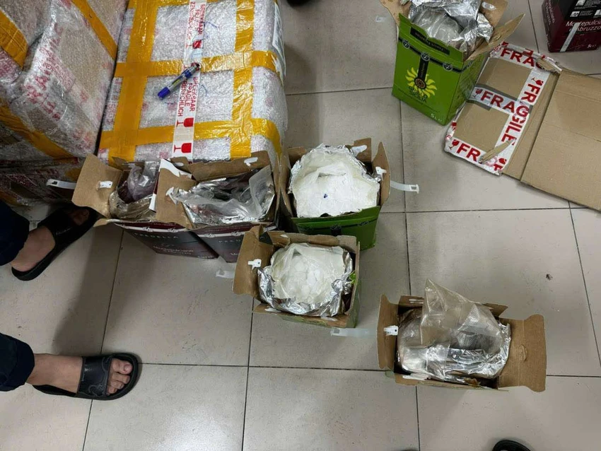 Triet-pha-duong-day--buon-lau-gan-100-kg-ma-tuy-vtu-nuoc-ngoai-ve-Viet-Nam-3.jpg