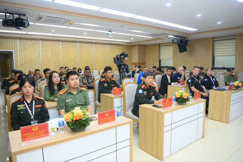 Bo-Cong-an-khai-giang-khoa-tap-huan-tao-nguon-giang-vien-gin-giu-hoa-binh-LHQ-3.jpg