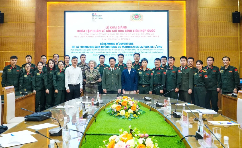 Khai-giang-khoa-tap-huan-gin-giu-hoa-binh-lien-hop-quoc-1.jpg
