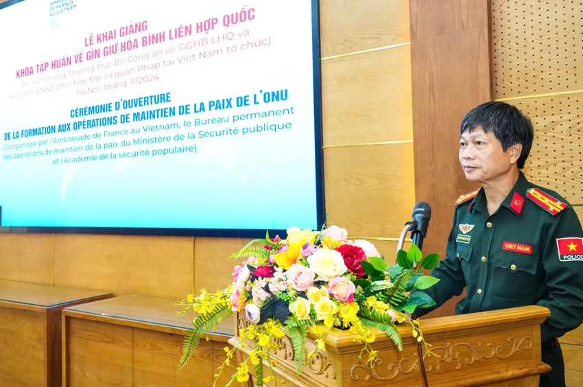 Đại tá Nguyễn Ngọc Thọ, Phó Chánh Văn phòng Thường trực Bộ Công an về GGHB LHQ phát biểu khai giảng khóa huấn luyện.