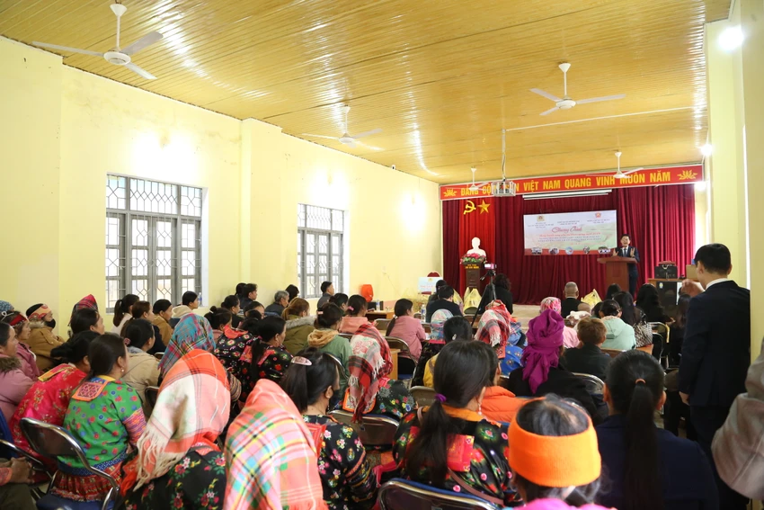 Cuc-A03-va-Doan-Luat-su-Ha-Noi-tuyen-truyen-phap-luat-tai-xa-ngheo-Tay-Bac-4.JPG