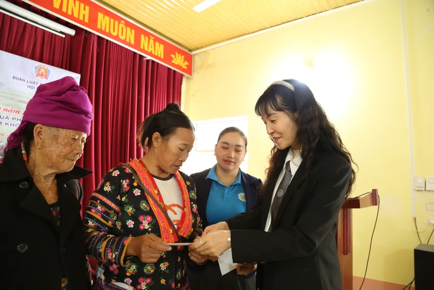 Cuc-A03-va-Doan-Luat-su-Ha-Noi-tuyen-truyen-phap-luat-tai-xa-ngheo-Tay-Bac-7.JPG