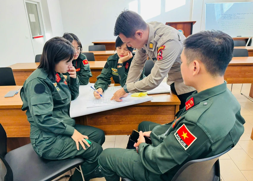 Canh-sat-Viet-Nam-tạp-huan-gin-giu-hoa-binh-tai-Italia-2.jpg