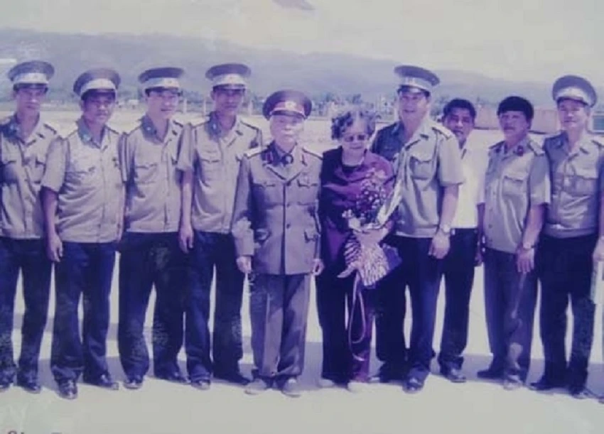 Trung-doan-916-49-nam-tung-canh-trong-khong-trung.jpg