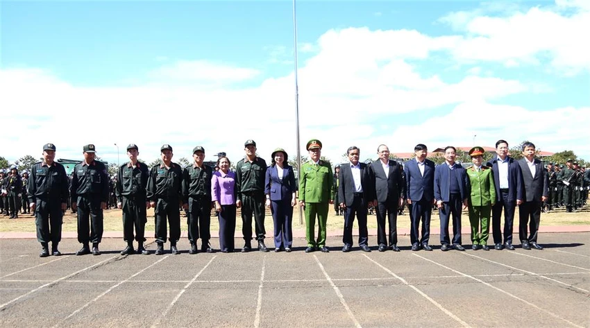 Phó-Chu-tich-nuoc-Vo-Thi-Anh-Xuan-tham-chuc-te-Trung-doan-Canh-sat-cơ-dong-Tay-Nguyen-7.jpg