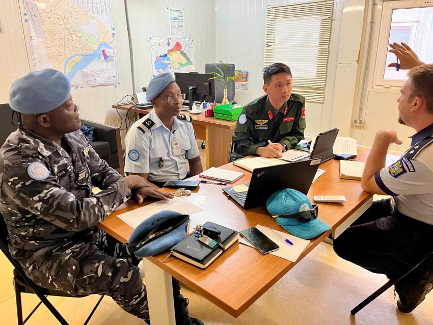 Si-quan-cong-an-Viet-Na-lam-Chanh-van-phong-có-van-canh-sat-lien-hop-quoc-13.jpg