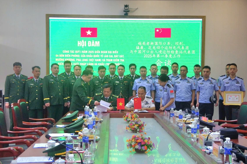 Bien-phong-Lao-Cai-hoi-dam-voi-bien-phong-Ha-Khau-Trung-Quoc-2.jpg