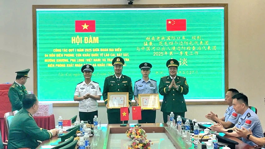 Bien-phong-Lao-Cai-hoi-dam-voi-bien-phong-Ha-Khau-Trung-Quoc-3.jpg