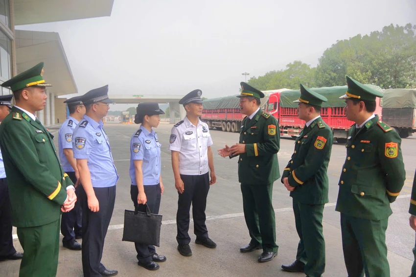 Bien-phong-Lao-Cai-hoi-dam-voi-bien-phong-Ha-Khau-Trung-Quoc-4.jpg