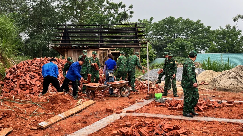 Don-bien-phong-Bat-Xat-giup-6-ho-dan-xoa-nha-tam-nha-dot-nat-3.jpg