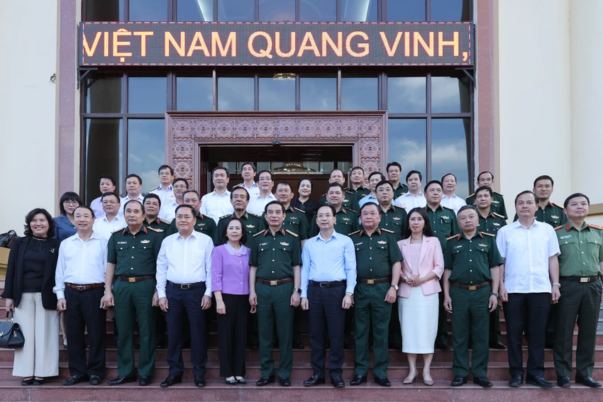 Đại tướng Phan Văn Giang nhấn mạnh, Lạng Sơn phải kết hợp chặt chẽ giữa phát triển kinh tế-xã hội với củng cố quốc phòng, an ninh, tạo môi trường ổn định, thuận lợi để phát triển kinh tế-xã hội của địa phương. Ảnh: VỮNG NGUYỄN