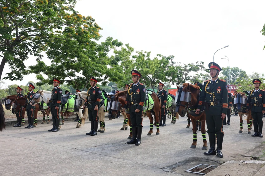 Canh-sat-co-dong-ky-binh-2.jpg