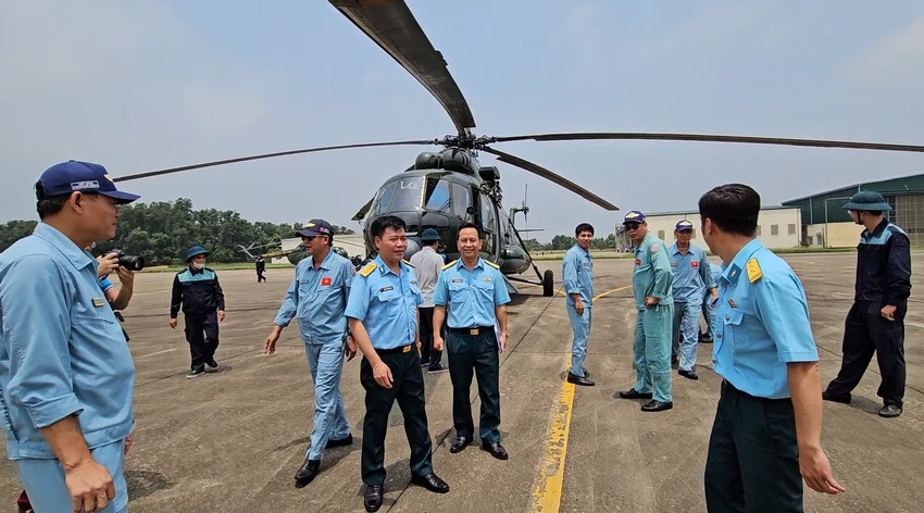 Bien-doi-truc-thang-phuc-vule-30-4-chuyen-san-ve-can-cu-an-toan-17.png