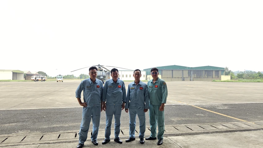 Bien-doi-truc-thang-phuc-vule-30-4-chuyen-san-ve-can-cu-an-toan-4.jpg