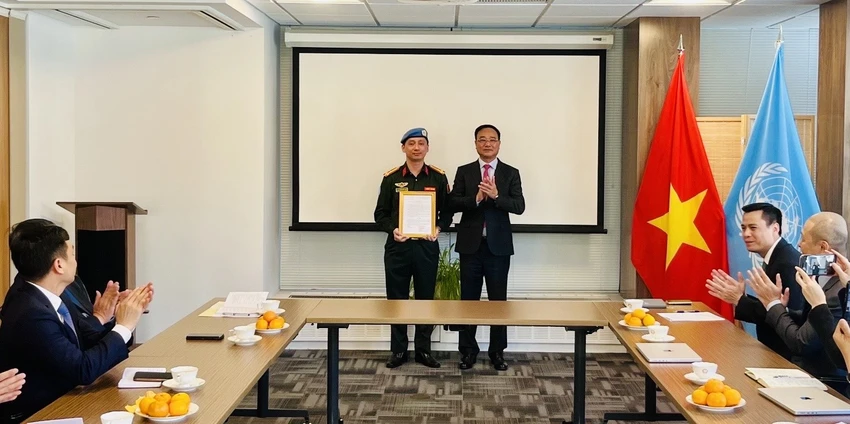 Si-quan-cong-an-viet-nam-duoc-thang-quan-ham-thuong-ta-truoc-nien-han-tai-new-york-my-4.jpg