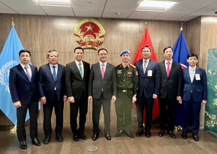 Si-quan-cong-an-viet-nam-duoc-thang-quan-ham-thuong-ta-truoc-nien-han-tai-new-york-my-.jpg